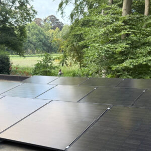 installatie sigenergy thuisbatterij en denim zonnepanelen huizen stroomloods